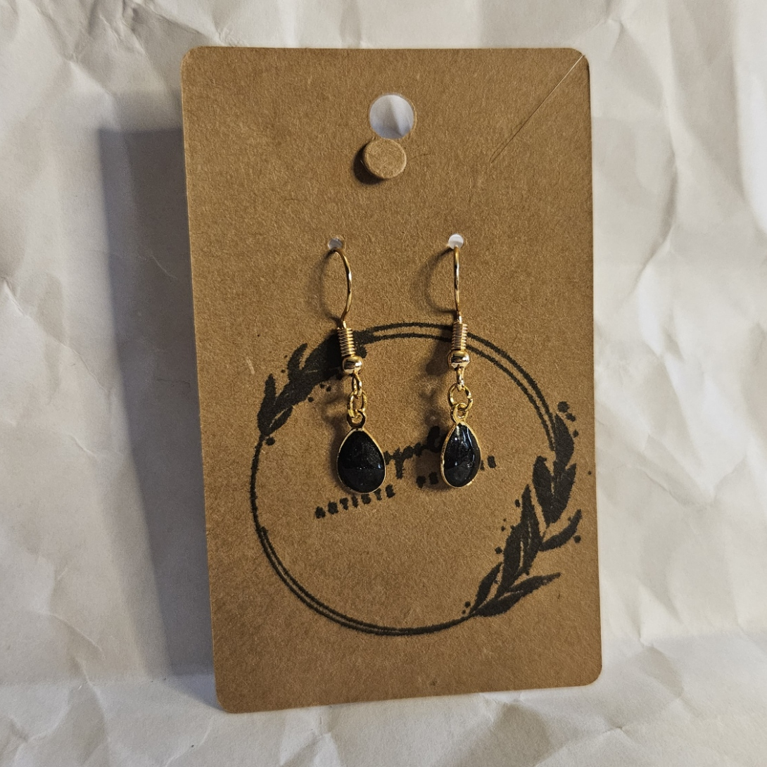 Deux gouttes de noir et d'or